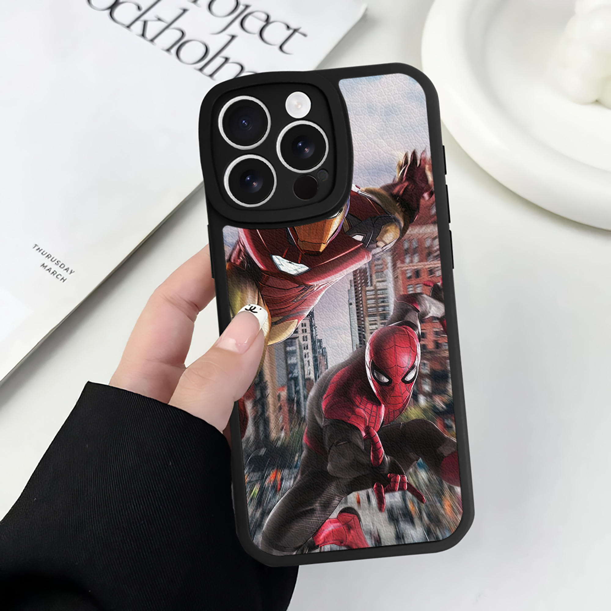 Spider Man スパイダーマン 【iPhone 16シリーズ対応】シリコンスマホケース（レザー調） 材質：シリコン